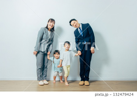 共働き夫婦と子供 132479424