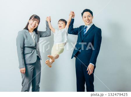 共働き夫婦と子供 共働き夫婦と子供 132479425