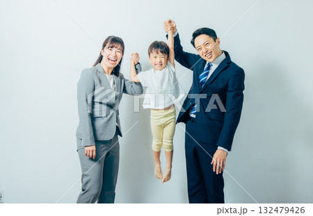 共働き夫婦と子供 共働き夫婦と子供 132479426