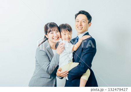 共働き夫婦と子供 132479427
