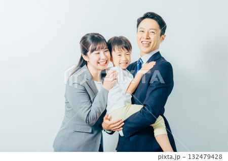 共働き夫婦と子供 共働き夫婦と子供 132479428