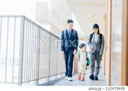 平日の朝に家族で家を出る 132479440