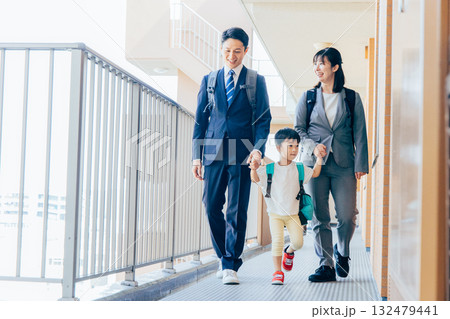 平日の朝に家族で家を出る 平日の朝に家族で家を出る 132479441