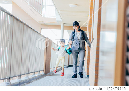 登校する子供と親 132479443