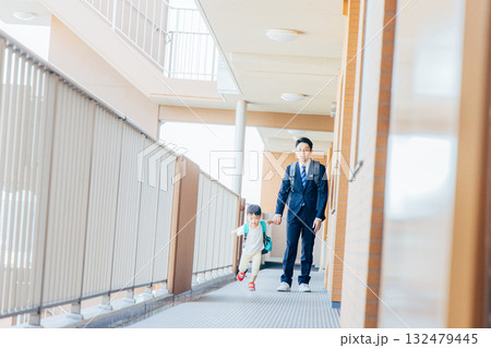 父親と子供があさ登園する 132479445