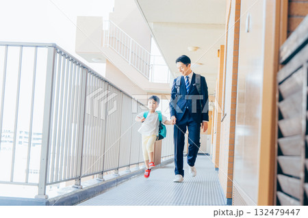 父親と子供があさ登園する 父親と子供があさ登園する 132479447