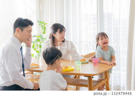 朝ごはんを食べない子供に疲れる親 132479448