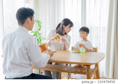 家族の楽し気な食事イメージ 132479450