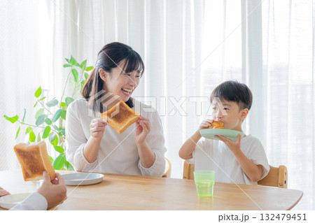 家族の楽し気な食事イメージ 家族の楽し気な食事イメージ 132479451