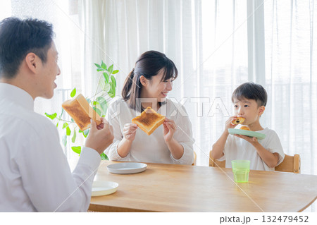 家族の楽し気な食事イメージ 132479452
