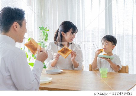 家族の楽し気な食事イメージ 132479453