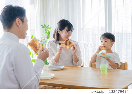 家族の楽し気な食事イメージ 家族の楽し気な食事イメージ 132479454