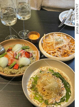 Creamy and rich spaghetti coated in a luscious white sauce, offering a smooth and savory flavor perfect for a comforting and satisfying meal. 132479747