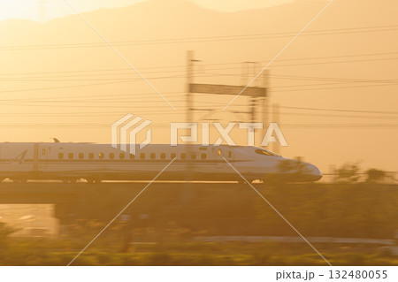 夕暮れの東海道新幹線(神奈川県平塚市) 夕暮れの東海道新幹線(神奈川県平塚市) 132480055