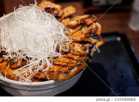 大盛の十勝豚丼(白髪ねぎトッピング) 大盛の十勝豚丼(白髪ねぎトッピング) 132480068