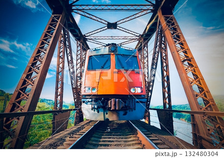 鉄橋を渡る列車 132480304