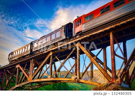 鉄橋を渡る列車 132480305