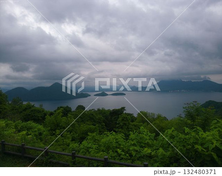 雲間に浮かぶ島々と静かな海 雲間に浮かぶ島々と静かな海 132480371