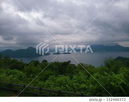雲間に浮かぶ島々と静かな海 雲間に浮かぶ島々と静かな海 132480372