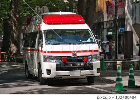 救急車　特殊車両 　自動車　乗り物　東京消防庁 緊急事態 132480484