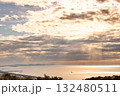 湘南の海に注ぐ薄明光線 132480511