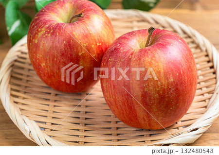 りんご 早生ふじ 132480548