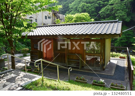 日光市川治温泉 川治ふれあい公園のかわじいの湯と散策路と新緑 日光市川治温泉 川治ふれあい公園のかわじいの湯と散策路と新緑 132480551