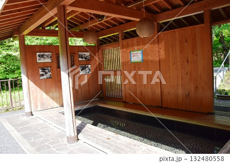 日光市川治温泉　川治ふれあい公園のかわじいの湯と新緑 132480558