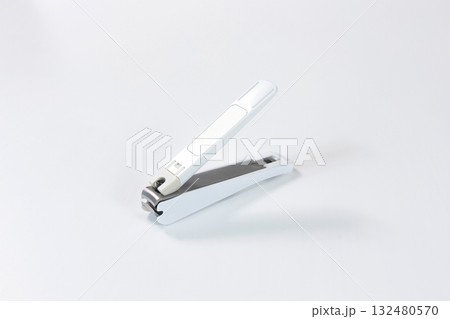 白色の新しい爪切り4 132480570