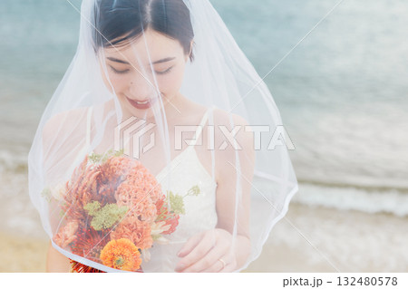 ウェディングベールをかぶる女性 132480578