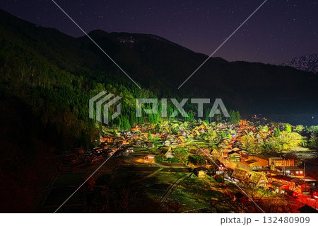 荻町城跡展望台付近から星空の白川郷を臨む 荻町城跡展望台付近から星空の白川郷を臨む 132480909