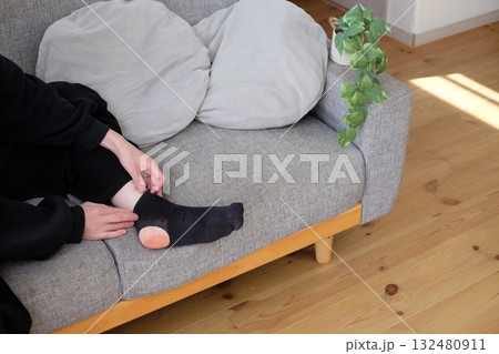 穴があいた靴下 穴があいた靴下 132480911