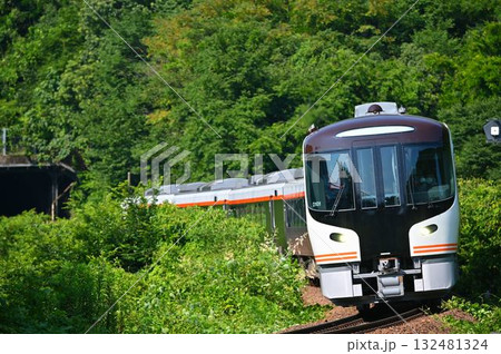 高山本線 営業運行開始初日のHC85系特急ひだ1号 132481324