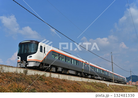鵜沼を走行中のHC85系特急ひだ 132481330