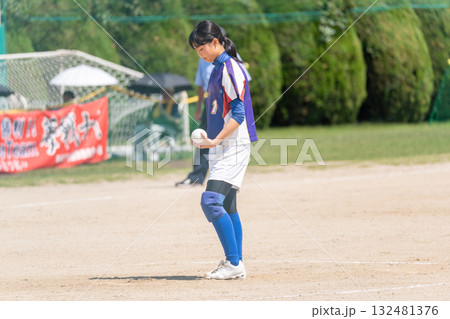 部活でソフトボールのピッチャーをする中学生の女子 132481376