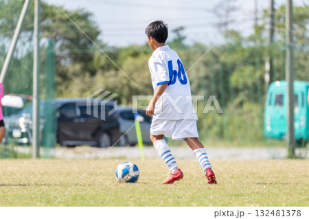 サッカーの試合をする中学生の男の子 132481378