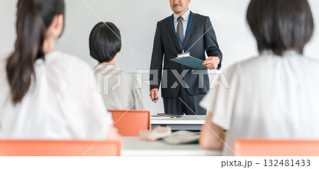 塾・学童で勉強・学校で授業・夏期講習をする男性教師と小学生,中学生の子供（教育） 132481433