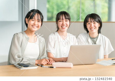 パソコンを見ながら勉強,学習する私服姿の小学生,中学生の女の子 132481540