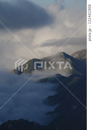 晩秋の北アルプス・上高地～夕暮れ時の槍穂高縦走路に湧き立つ雲海の様子(超望遠ズーム撮り) 132481908