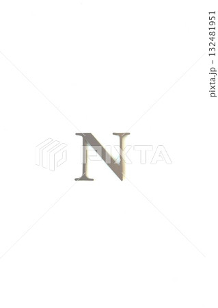 白背景、金属のシルバーのフォントN 132481951