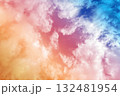 虹色の幻想的な雲と空の風景 132481954
