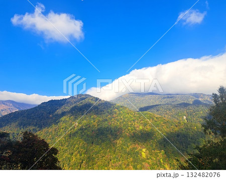 山々と雲の影 132482076