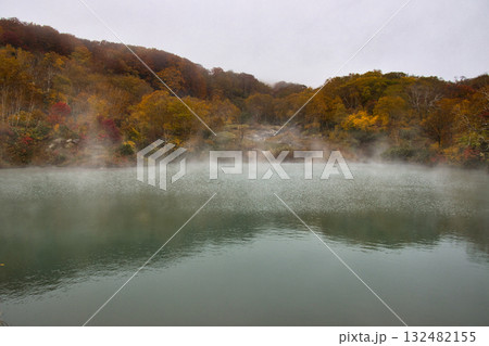 酸ヶ湯　美しい紅葉に包まれた地獄沼　青森県青森市 132482155