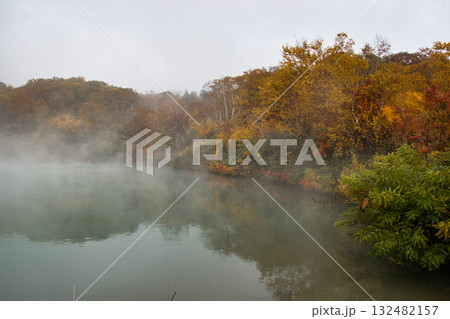 酸ヶ湯 美しい紅葉に包まれた地獄沼 青森県青森市 酸ヶ湯 美しい紅葉に包まれた地獄沼 青森県青森市 132482157