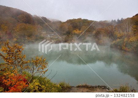 酸ヶ湯 美しい紅葉に包まれた地獄沼 青森県青森市 酸ヶ湯 美しい紅葉に包まれた地獄沼 青森県青森市 132482158
