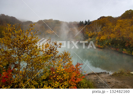 酸ヶ湯　美しい紅葉に包まれた地獄沼　青森県青森市 132482160