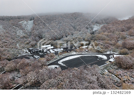 酸ヶ湯　初雪が積もった紅葉の地獄沼　青森県青森市（ドローンによる空撮） 132482169