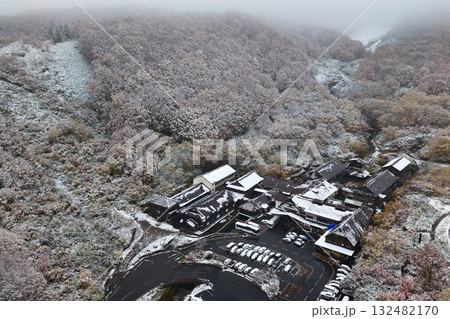 酸ヶ湯　初雪が積もった紅葉に包まれた酸ヶ湯温泉旅館　青森県青森市（ドローンによる空撮） 132482170