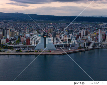 夕暮れの青森市と青森港の眺め 青森県青森市(ドローンによる空撮) 夕暮れの青森市と青森港の眺め 青森県青森市(ドローンによる空撮) 132482190