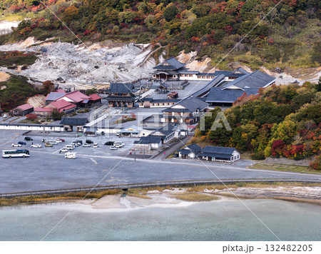 美しい紅葉に包まれた恐山菩提寺と宇曽利湖 青森県むつ市(ドローンによる空撮) 美しい紅葉に包まれた恐山菩提寺と宇曽利湖 青森県むつ市(ドローンによる空撮) 132482205
